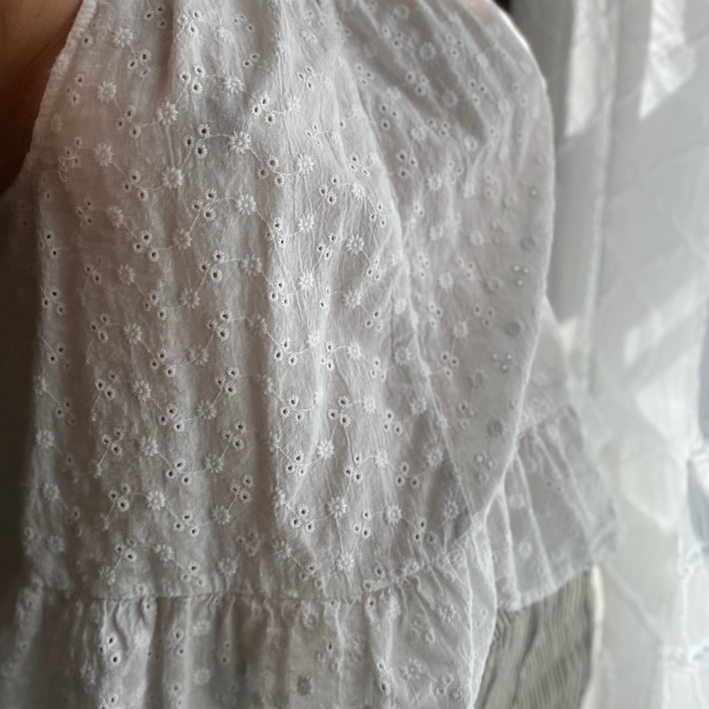 CUTE WHITE TOP - Picture 2 of 3